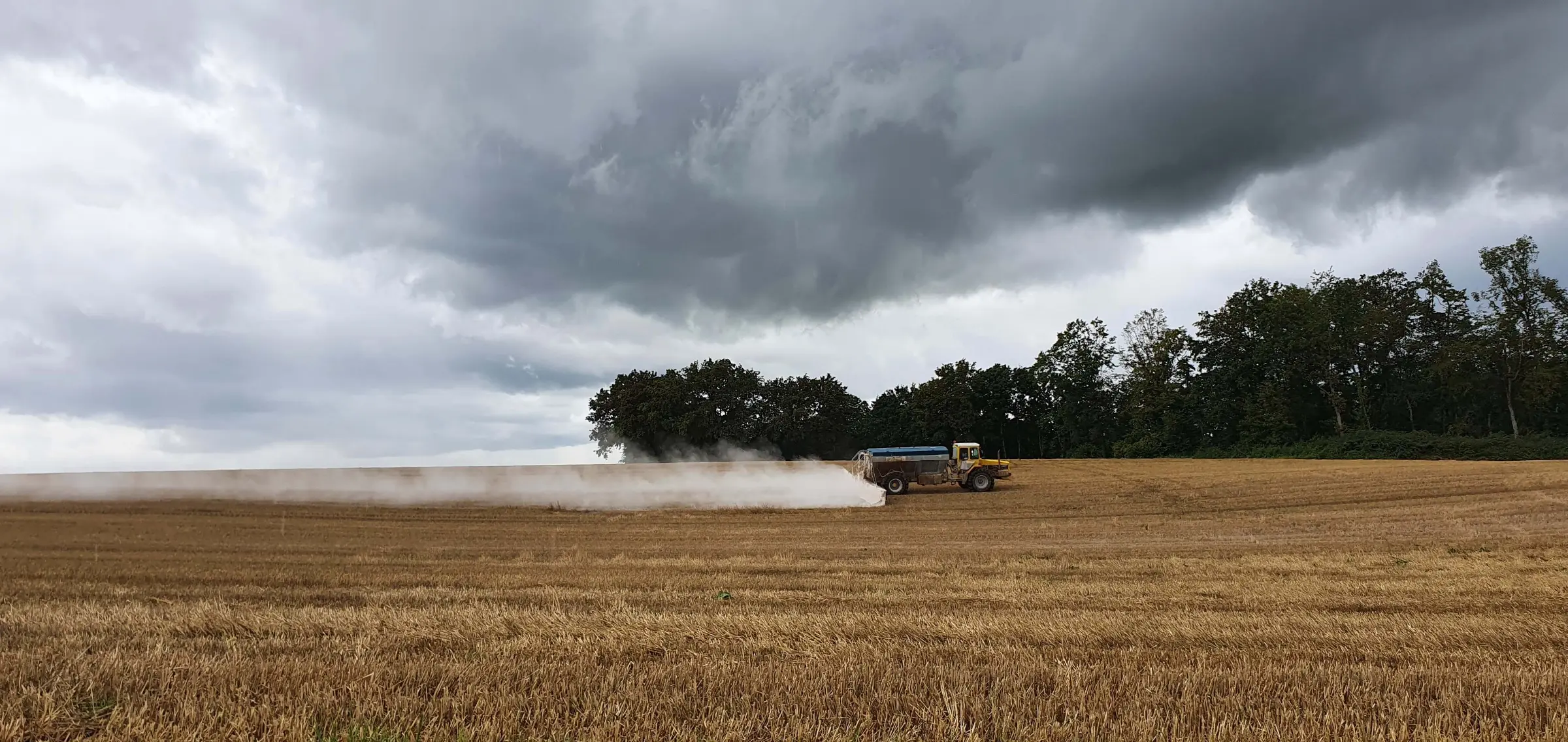 Hard aan werk. De boer scheurt over zijn akkers met stofwolken achter zijn oude bolide.