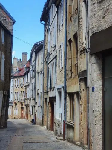 Slenteren door de vele mooie oude 16/17de -eeuwse nauwe straatjes van Langres, vol met aardse kleuren.