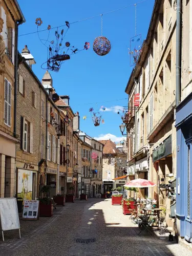 Een vrolijk versierd klein winkelstraatje in Langres.