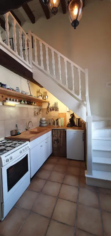 De keuken met gasfornuis, oven, grill, Senseo, diverse apparatuur en alles wat er verder nodig is.