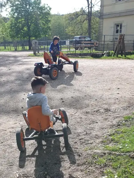 Hier zie je kinderen zich vermaken op een skelter bij Parc Animalier.