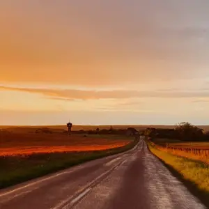 De mooiste zonsondergang die de akkers rode tinten geeft vlak voor Pierrefaites met in de verte de watertoren.