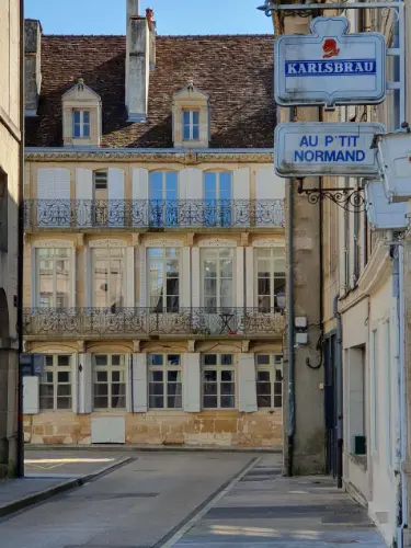 Ronddwalen in Langres ontdek de historische statige gebouwen met prachtige balkons en oude reclameborden.