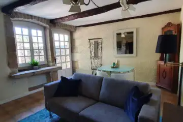 Sfeerfoto van huiskamer met bank, eettafel en schilderij een stilleven