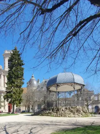 Heerlijk even tot jezelf komen voor de kerk in een parkje in Langres met een muziekkapelletje en een strak blauwe lucht.