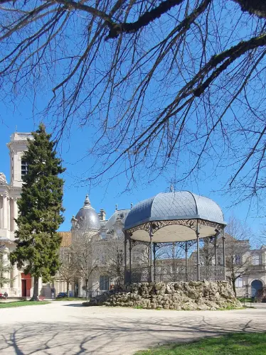 Heerlijk even tot jezelf komen voor de kerk in een parkje in Langres met een muziekkapelletje en een strak blauwe lucht.