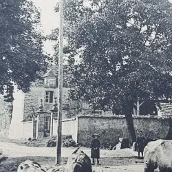 Een uitgeknipt stukje van een oude postkaart uit 1904 met het oude arbeidershuisje nu vakantiehuis/gîte Le fier Paon in Pierrefaites.