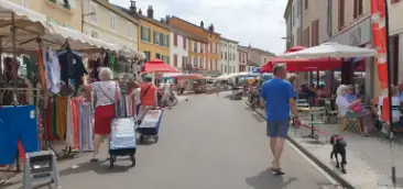 Een wekelijkse markt in Jussey, maar er zijn vele markten in de omgeving.
